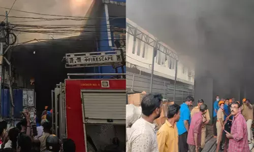 തീപ്പൊരി വീണ് പഴയ ഫർണിച്ചർ അടക്കം തീപിടിച്ചു; കൊച്ചിയിൽ ആക്രി സാധന ഗോഡൗണിൽ വൻ അഗ്നിബാധ; ഒഴിവായത് വൻ ദുരന്തം