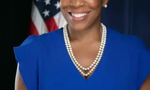 ചരിത്ര വിജയത്തിലേക്ക് ജൂലിയാന സ്ട്രാറ്റന്‍; ഇല്ലിനോയിസ് സെനറ്റ് പ്രൈമറിയില്‍ ഉജ്ജ്വല വിജയം