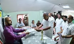 ധര്‍മ്മടത്ത് വീണ്ടും ജനവിധി തേടി പിണറായി; പത്രിക സമര്‍പ്പിച്ചു; കെട്ടിവയ്ക്കാനുള്ള തുക നല്‍കിയത് പത്തനാപുരം ഗാന്ധിഭവനിലെ അമ്മമാര്‍