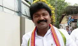 ഒരു പന്തിയില്‍ രണ്ട് രീതിയിലുള്ള വിളമ്പല്‍ വേണ്ട എന്ന എ.കെ.ആന്റണിയുടെ ശുപാര്‍ശയും ചവറ്റുകൊട്ടയില്‍; ജയസാധ്യത കുറവെന്ന സര്‍വ്വേ റിപ്പോര്‍ട്ടുകളും വിനയായി; കേസ് പേടിയില്‍ എല്‍ദോസ് കുന്നപ്പിളിളി ഔട്ട്; സീറ്റ് കിട്ടാത്തതില്‍ വേദനയുണ്ടെങ്കിലും പാര്‍ട്ടി വിടില്ലെന്ന് എല്‍ദോസ്