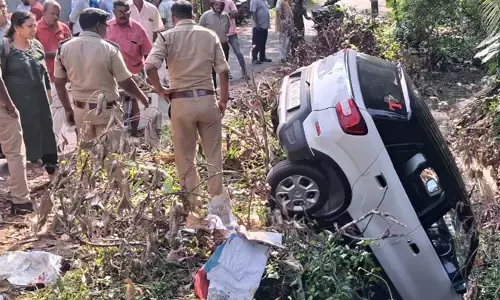 ഗ്ലാസിൽ എൽ പതിപ്പിച്ചിട്ടും രക്ഷയില്ല; വെള്ള എസ്-പ്രസ്സോ കുത്തനെ മറിഞ്ഞുകിടക്കുന്ന കാഴ്ച; തിരുവല്ലയിൽ കാർ തോട്ടിലേക്ക് വീണ് അപകടം; യാത്രക്കാർ രക്ഷപ്പെട്ടത് ഭാഗ്യം കൊണ്ട് മാത്രം