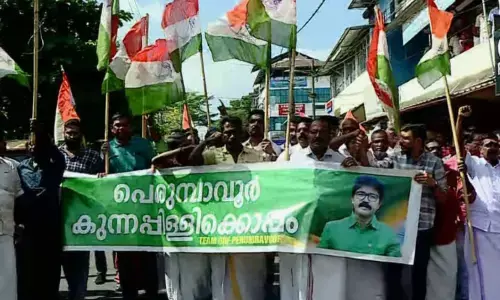 സീറ്റ് നിഷേധിച്ചത് സതീശനോ? പെരുമ്പാവൂരിനൊപ്പം പറവൂരും വിമത ഭീഷണിയുമായി എല്‍ദോസ് കുന്നപ്പള്ളി;  പെരുമ്പാവൂര്‍ കുന്നപ്പിള്ളിക്കൊപ്പംഎന്ന ബാനറുമായി പാര്‍ട്ടി ഓഫിസിലേക്ക് പ്രാദേശിക പ്രവര്‍ത്തകരുടെ പ്രകടനം; കലാപം അടങ്ങാതെ കോണ്‍ഗ്രസ്