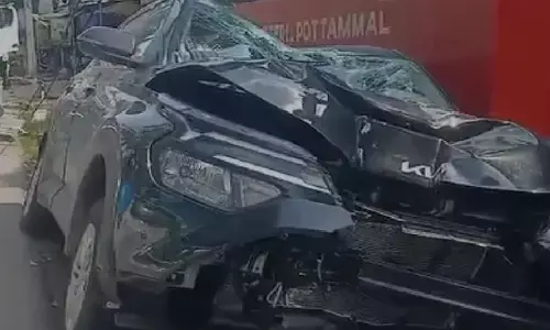 നായ റോഡിന് കുറുകെ ചാടിയതും സഡൻ ബ്രേക്കിട്ടു; അത്തോളിയിൽ കാർ ഓടയിലേക്ക് മറിഞ്ഞ് അപകടം; യാത്രക്കാർ തലനാരിഴയ്ക്ക് രക്ഷപ്പെട്ടു