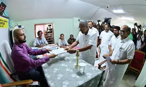 പിണറായി വിജയന് 45 ലക്ഷം രൂപയുടെ നിക്ഷേപം, സ്വന്തമായി 78 സെന്റ് ഭൂമി; കമലയ്ക്ക് 60 ലക്ഷത്തിന്റെ നിക്ഷേപം;  ഇരുവരുടെയും പേരില്‍ ബാധ്യതകള്‍ ഒന്നുമില്ല;  മൂന്ന് ക്രിമിനല്‍ കേസുകളുണ്ടെങ്കിലും ഒന്നിലും ശിക്ഷിക്കപ്പെട്ടിട്ടില്ലെന്ന് സത്യവാങ്മൂലം