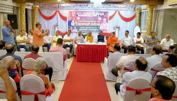 തിരുവനന്തപുരം കോര്പറേഷന് ബിജെപി പിടിച്ചത് ആവേശമായി; നിയമസഭാ തെരഞ്ഞെടുപ്പ് പ്രചാരണത്തിന് മുംബൈ മലയാളി ബിജെപി പ്രവര്ത്തകര് കേരളത്തിലേക്ക് തിരുവനന്തപുരം കോര്പറേഷന് ബിജെപി പിടിച്ചത് ആവേശമായി; നിയമസഭാ തെരഞ്ഞെടുപ്പ് പ്രചാരണത്തിന് മുംബൈ മലയാളി ബിജെപി പ്രവര്ത്തകര് കേരളത്തിലേക്ക്