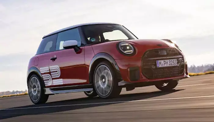 അയ്യോ..ആരും പേടിക്കണ്ട ഇത് മാരുതി സ്വിഫ്റ്റ് അല്ല! വണ്ടിക്ക് നല്ല ചില്ലി റെഡ് നിറം; 204 എച്ച്പി എൻജിൻ കരുത്തിൽ പറക്കും; മിനി കൂപ്പർ എസ് വിക്ടറി എഡിഷൻ ഇന്ത്യയിൽ പുറത്തിറക്കി അയ്യോ..ആരും പേടിക്കണ്ട ഇത് മാരുതി സ്വിഫ്റ്റ് അല്ല! വണ്ടിക്ക് നല്ല ചില്ലി റെഡ് നിറം; 204 എച്ച്പി എൻജിൻ കരുത്തിൽ പറക്കും; മിനി കൂപ്പർ എസ് വിക്ടറി എഡിഷൻ ഇന്ത്യയിൽ പുറത്തിറക്കി