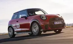 അയ്യോ..ആരും പേടിക്കണ്ട ഇത് മാരുതി സ്വിഫ്റ്റ് അല്ല! വണ്ടിക്ക് നല്ല ചില്ലി റെഡ് നിറം; 204 എച്ച്പി എൻജിൻ കരുത്തിൽ പറക്കും; മിനി കൂപ്പർ എസ് വിക്ടറി എഡിഷൻ ഇന്ത്യയിൽ പുറത്തിറക്കി