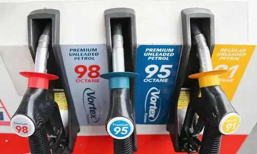 ഇന്ധനവിലയില്‍ വര്‍ദ്ധനവ്: പ്രീമിയം പെട്രോളിനും വ്യവസായ ഡീസലിനും വില കൂട്ടി; സാധാരണക്കാര്‍ക്ക് തല്‍ക്കാലം ആശ്വാസം, പക്ഷേ ആശങ്കയൊഴിയുന്നില്ല!