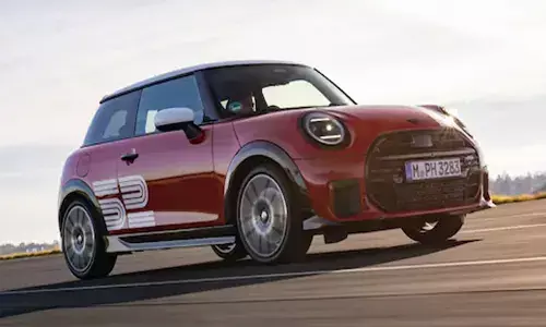 അയ്യോ..ആരും പേടിക്കണ്ട ഇത് മാരുതി സ്വിഫ്റ്റ് അല്ല! വണ്ടിക്ക് നല്ല ചില്ലി റെഡ് നിറം; 204 എച്ച്പി എൻജിൻ കരുത്തിൽ പറക്കും; മിനി കൂപ്പർ എസ് വിക്ടറി എഡിഷൻ ഇന്ത്യയിൽ പുറത്തിറക്കി