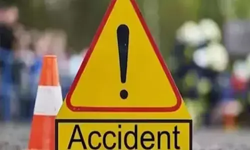 ടാർ മിക്‌സ് കയറ്റി വന്ന ടോറസ് ലോറി വീടിന് മുകളിലേക്ക് മറിഞ്ഞ് അപകടം; എല്ലാവരും രക്ഷപ്പെട്ടത് ഭാഗ്യം കൊണ്ട്; സംഭവം അടൂരിൽ