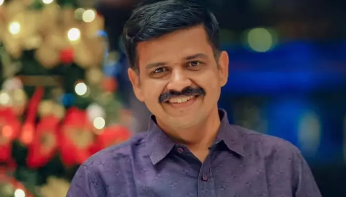 അച്ഛന് മൂന്ന് യുദ്ധങ്ങളില് പങ്കെടുത്ത പോരാളി; ആ മെഡലുകള് ഇന്നും വീട്ടിലുണ്ട്! പാര്ട്ടി ചീട്ടില് പിന്വാതില് നിയമനം മാത്രം ശീലമുള്ള നിങ്ങള്ക്കൊക്കെ മെറിറ്റില് ജോലി കിട്ടിയവനെ കാണുമ്പോള് അത്ഭുതമായിരിക്കാം; ഇനിയും കള്ളക്കഥകളുമായി രംഗത്തിറങ്ങും എന്നറിയാം; പരിഹാസ പ്രചാരണങ്ങള്ക്ക് മറുപടിയുമായി സന്ദീപ് ജി. വാര്യര് അച്ഛന് മൂന്ന് യുദ്ധങ്ങളില് പങ്കെടുത്ത പോരാളി; ആ മെഡലുകള് ഇന്നും വീട്ടിലുണ്ട്! പാര്ട്ടി ചീട്ടില് പിന്വാതില് നിയമനം മാത്രം ശീലമുള്ള നിങ്ങള്ക്കൊക്കെ മെറിറ്റില് ജോലി കിട്ടിയവനെ കാണുമ്പോള് അത്ഭുതമായിരിക്കാം; ഇനിയും കള്ളക്കഥകളുമായി രംഗത്തിറങ്ങും എന്നറിയാം; പരിഹാസ പ്രചാരണങ്ങള്ക്ക് മറുപടിയുമായി സന്ദീപ് ജി. വാര്യര്