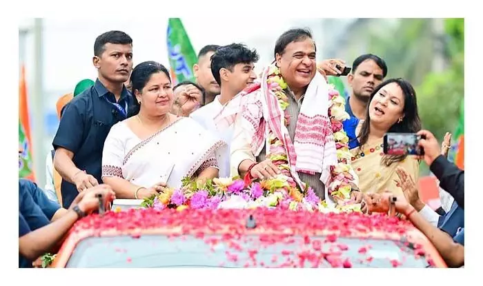 അസം മുഖ്യമന്ത്രിയുടെ പേരില് ഒരുതുണ്ട് കാര്ഷിക ഭൂമിയില്ല; ഹിമന്തശര്മയുടെയും ഭാര്യയുടെയും ആസ്തി ഇരട്ടിയായി; മൂല്യം 35 കോടിയുടേത്; ഭാര്യയുടെ കൈവശം 13.54 കോടിയുടെ ജംഗമ ആസ്തികള് അസം മുഖ്യമന്ത്രിയുടെ പേരില് ഒരുതുണ്ട് കാര്ഷിക ഭൂമിയില്ല; ഹിമന്തശര്മയുടെയും ഭാര്യയുടെയും ആസ്തി ഇരട്ടിയായി; മൂല്യം 35 കോടിയുടേത്; ഭാര്യയുടെ കൈവശം 13.54 കോടിയുടെ ജംഗമ ആസ്തികള്