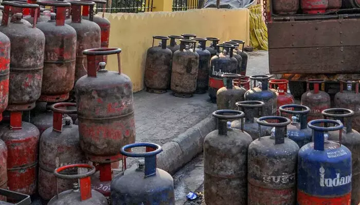 പശ്ചിമേഷ്യന് പ്രതിസന്ധി: വാണിജ്യ മേഖലയ്ക്കുള്ള എല്പിജി വിഹിതം 50 ശതമാനമായി ഉയര്ത്തി കേന്ദ്രസര്ക്കാര്; തിങ്കളാഴ്ച മുതല് പ്രാബല്യത്തില് പശ്ചിമേഷ്യന് പ്രതിസന്ധി: വാണിജ്യ മേഖലയ്ക്കുള്ള എല്പിജി വിഹിതം 50 ശതമാനമായി ഉയര്ത്തി കേന്ദ്രസര്ക്കാര്; തിങ്കളാഴ്ച മുതല് പ്രാബല്യത്തില്