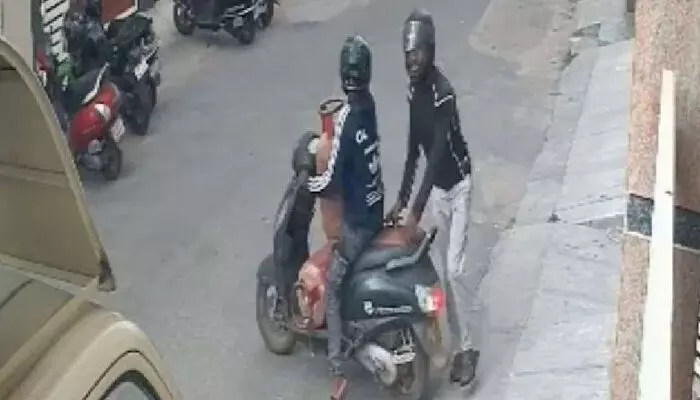 സ്കൂട്ടറില് ഹെല്മറ്റ് ധരിച്ചെത്തി; വീടിന്റെ മുറ്റത്തുനിന്നും രണ്ട് ഗ്യാസ് സിലിണ്ടറുകള് മോഷ്ടിച്ച് യുവാക്കള്; വൈറലായി ദൃശ്യങ്ങള് സ്കൂട്ടറില് ഹെല്മറ്റ് ധരിച്ചെത്തി; വീടിന്റെ മുറ്റത്തുനിന്നും രണ്ട് ഗ്യാസ് സിലിണ്ടറുകള് മോഷ്ടിച്ച് യുവാക്കള്; വൈറലായി ദൃശ്യങ്ങള്