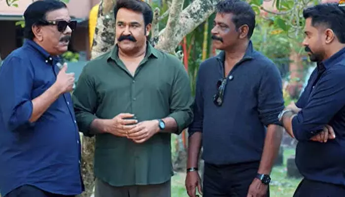 ആദ്യ ചിത്രത്തിലെ നായകന് തന്നെ നൂറാമത്തെ സിനിമയിലും; ലോക സിനിമാ ചരിത്രത്തിലാദ്യം; പ്രിയദര്ശന്- മോഹന്ലാല് ചിത്രം പ്രഖ്യാപിച്ചു; ആശീര്വാദ് സിനിമാസിന്റെ 38ാമത്തെ ചിത്രം ആദ്യ ചിത്രത്തിലെ നായകന് തന്നെ നൂറാമത്തെ സിനിമയിലും; ലോക സിനിമാ ചരിത്രത്തിലാദ്യം; പ്രിയദര്ശന്- മോഹന്ലാല് ചിത്രം പ്രഖ്യാപിച്ചു; ആശീര്വാദ് സിനിമാസിന്റെ 38ാമത്തെ ചിത്രം