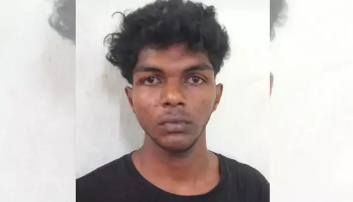 ബന്ധു പള്ളിയില് പോയ തക്കം നോക്കി വീട്ടിലെത്തി; കുഞ്ഞിന്റെ സ്വര്ണ മാല പൊട്ടിച്ചു കടന്നു! മൊബൈല് ലൊക്കേഷന് കുരുക്കായി; വിഴിഞ്ഞത്തെ കുട്ടിമോഷ്ടാക്കള് പിടിയില് ബന്ധു പള്ളിയില് പോയ തക്കം നോക്കി വീട്ടിലെത്തി; കുഞ്ഞിന്റെ സ്വര്ണ മാല പൊട്ടിച്ചു കടന്നു! മൊബൈല് ലൊക്കേഷന് കുരുക്കായി; വിഴിഞ്ഞത്തെ കുട്ടിമോഷ്ടാക്കള് പിടിയില്