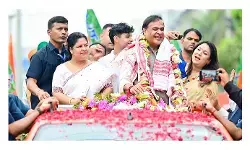 അസം മുഖ്യമന്ത്രിയുടെ പേരില് ഒരുതുണ്ട് കാര്ഷിക ഭൂമിയില്ല; ഹിമന്തശര്മയുടെയും ഭാര്യയുടെയും ആസ്തി ഇരട്ടിയായി; മൂല്യം 35 കോടിയുടേത്; ഭാര്യയുടെ കൈവശം 13.54 കോടിയുടെ ജംഗമ ആസ്തികള് അസം മുഖ്യമന്ത്രിയുടെ പേരില് ഒരുതുണ്ട് കാര്ഷിക ഭൂമിയില്ല; ഹിമന്തശര്മയുടെയും ഭാര്യയുടെയും ആസ്തി ഇരട്ടിയായി; മൂല്യം 35 കോടിയുടേത്; ഭാര്യയുടെ കൈവശം 13.54 കോടിയുടെ ജംഗമ ആസ്തികള്