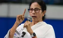 ബംഗാളില് അപ്രഖ്യാപിത രാഷ്ട്രപതി ഭരണം; ജനങ്ങളുടെ പൗരത്വം തട്ടിയെടുക്കാന് ഗൂഢാലോചന നടക്കുന്നു; തിരഞ്ഞെടുപ്പ് കമീഷന് കേന്ദ്രവുമായി ചേര്ന്ന് പ്രവര്ത്തിക്കുന്നു; സംസ്ഥാനത്തിന്റെ സ്വയംഭരണാധികാരം തകര്ക്കുന്നു: കേന്ദ്രത്തിനെതിരെ ആഞ്ഞടിച്ചു മമത ബാനര്ജി ബംഗാളില് അപ്രഖ്യാപിത രാഷ്ട്രപതി ഭരണം; ജനങ്ങളുടെ പൗരത്വം തട്ടിയെടുക്കാന് ഗൂഢാലോചന നടക്കുന്നു; തിരഞ്ഞെടുപ്പ് കമീഷന് കേന്ദ്രവുമായി ചേര്ന്ന് പ്രവര്ത്തിക്കുന്നു; സംസ്ഥാനത്തിന്റെ സ്വയംഭരണാധികാരം തകര്ക്കുന്നു: കേന്ദ്രത്തിനെതിരെ ആഞ്ഞടിച്ചു മമത ബാനര്ജി