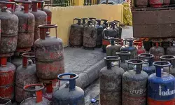 പശ്ചിമേഷ്യന് പ്രതിസന്ധി: വാണിജ്യ മേഖലയ്ക്കുള്ള എല്പിജി വിഹിതം 50 ശതമാനമായി ഉയര്ത്തി കേന്ദ്രസര്ക്കാര്; തിങ്കളാഴ്ച മുതല് പ്രാബല്യത്തില് പശ്ചിമേഷ്യന് പ്രതിസന്ധി: വാണിജ്യ മേഖലയ്ക്കുള്ള എല്പിജി വിഹിതം 50 ശതമാനമായി ഉയര്ത്തി കേന്ദ്രസര്ക്കാര്; തിങ്കളാഴ്ച മുതല് പ്രാബല്യത്തില്