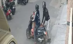 സ്കൂട്ടറില് ഹെല്മറ്റ് ധരിച്ചെത്തി; വീടിന്റെ മുറ്റത്തുനിന്നും രണ്ട് ഗ്യാസ് സിലിണ്ടറുകള് മോഷ്ടിച്ച് യുവാക്കള്; വൈറലായി ദൃശ്യങ്ങള് സ്കൂട്ടറില് ഹെല്മറ്റ് ധരിച്ചെത്തി; വീടിന്റെ മുറ്റത്തുനിന്നും രണ്ട് ഗ്യാസ് സിലിണ്ടറുകള് മോഷ്ടിച്ച് യുവാക്കള്; വൈറലായി ദൃശ്യങ്ങള്