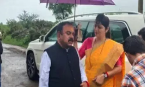 ബൂലാത്സംഗ കേസ് പ്രതിയായ ജ്യോത്സ്യന് കുടപിടിച്ച് നല്‍കിയും പാദപൂജ ചെയ്തും വനിതാ കമ്മീഷന്‍ അധ്യക്ഷ; വിവാദമായതോടെ രൂപാലിയുടെ രാജി ആവശ്യപ്പെട്ട് വന്‍ പ്രതിഷേധം