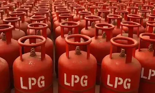 എല്‍.പി.ജിയുടെ വിതരണം സാധാരണ നിലയിലെന്ന് കേന്ദ്രസര്‍ക്കാര്‍; നിയന്ത്രണം ഗാര്‍ഹിക ഉപഭോക്താക്കളെ ബാധിക്കാതിരിക്കാനെന്നും കേന്ദ്രം