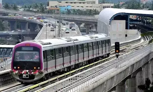 മെട്രോ ട്രെയിന്‍ യാത്രയ്ക്കിടെ ഉച്ചത്തില്‍ പാട്ടുപാടി; 11 യുവതികള്‍ക്കെതിരെ കേസ്