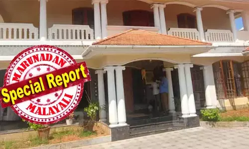 ജനലിലൂടെ ഫാനില്‍ ഒരാള്‍ തൂങ്ങി ആടുന്നത് കണ്ട അയല്‍ക്കാരന്‍; പോലീസ് എത്തിയപ്പോള്‍ അറിഞ്ഞത് നടക്കുന്ന ദുരന്തം; അശ്വതി നായരുടെ ഭര്‍ത്താവ് ലിവര്‍ സിറോസിസ് ബാധിച്ച് മരിച്ചത് മാസങ്ങള്‍ക്ക് മുമ്പ്; വിളപ്പില്‍ശാലയിലെ വീട് വാടകയ്ക്ക് കൊടുത്ത് കൊച്ചിയില്‍ വാടക വീട്ടിലേക്ക് താമസം മാറിയത് മകളുടെ ചികില്‍സയ്ക്ക്; എല്ലാം ആത്മഹത്യാ കുറിപ്പില്‍ വ്യക്തം; വടുതലയെ ഞെട്ടിച്ച് കാരോട്ടെ അഞ്ചു പേരുടെ മരണം