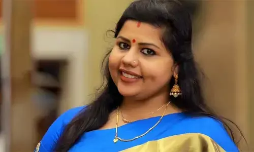 സ്ഥാനാര്‍ഥിയെ പരിചയപ്പെടുത്തുമ്പോള്‍ നൂറില്‍ പരം സിനിമ ചെയ്തു എന്ന് പറയേണ്ടി വരുന്നത് ഗതികേട്; അഭിനേതാക്കളെ  ഉദ്ഘാടനത്തിന് ക്ഷണിക്കുന്നത് പോലെയാണോ തെരഞ്ഞെടുപ്പില്‍ സ്ഥാനാര്‍ഥിയാക്കുന്നത്; സ്‌നേഹ ശ്രീകുമാര്‍