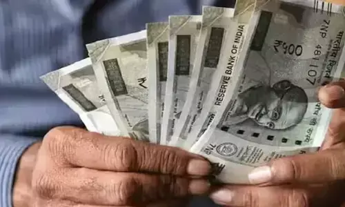 വിഷുക്കൈനീട്ടമായി കൈകളില്‍ 4000 രൂപയെത്തും! ക്ഷേമ പെന്‍ഷന്‍ വിതരണം 25 മുതല്‍; 62 ലക്ഷം കുടുംബങ്ങള്‍ക്ക് ആനുകൂല്യം