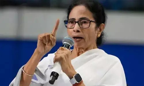 ബംഗാളില്‍ അപ്രഖ്യാപിത രാഷ്ട്രപതി ഭരണം; ജനങ്ങളുടെ പൗരത്വം തട്ടിയെടുക്കാന്‍ ഗൂഢാലോചന നടക്കുന്നു; തിരഞ്ഞെടുപ്പ് കമീഷന്‍ കേന്ദ്രവുമായി ചേര്‍ന്ന് പ്രവര്‍ത്തിക്കുന്നു; സംസ്ഥാനത്തിന്റെ സ്വയംഭരണാധികാരം തകര്‍ക്കുന്നു: കേന്ദ്രത്തിനെതിരെ ആഞ്ഞടിച്ചു മമത ബാനര്‍ജി