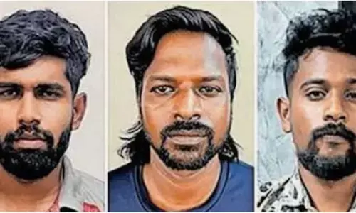 നര്കോട്ടിക് ഉദ്യോഗസ്ഥരെന്ന് വിശ്വസിപ്പിച്ച് തട്ടിപ്പ്; ഹോട്ടലില് താമസിച്ചിരുന്ന യുവതിയെയും യുവാവിനെയും ബന്ദിയാക്കി പണവും ഐഫോണും കവര്ന്നു; മൂന്ന് പേര് അറസ്റ്റില് നര്കോട്ടിക് ഉദ്യോഗസ്ഥരെന്ന് വിശ്വസിപ്പിച്ച് തട്ടിപ്പ്; ഹോട്ടലില് താമസിച്ചിരുന്ന യുവതിയെയും യുവാവിനെയും ബന്ദിയാക്കി പണവും ഐഫോണും കവര്ന്നു; മൂന്ന് പേര് അറസ്റ്റില്