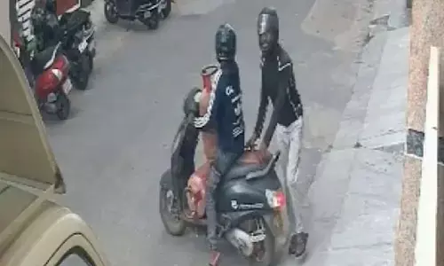 സ്‌കൂട്ടറില്‍ ഹെല്‍മറ്റ് ധരിച്ചെത്തി; വീടിന്റെ മുറ്റത്തുനിന്നും രണ്ട് ഗ്യാസ് സിലിണ്ടറുകള്‍ മോഷ്ടിച്ച് യുവാക്കള്‍; വൈറലായി ദൃശ്യങ്ങള്‍