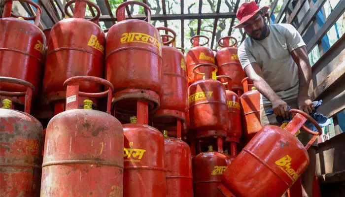 ഹോർമുസ് വഴി കൂടുതൽ കപ്പലുകൾ എത്തിയാൽ മാത്രമേ ഇനി രക്ഷയുള്ളൂ! രാജ്യത്തെ ഇന്ധന പ്രതിസന്ധി തുടരുന്നു; വിമാന ടിക്കറ്റ് നിരക്കുകൾ വർധിക്കുമെന്നും റിപ്പോർട്ടുകൾ ഹോർമുസ് വഴി കൂടുതൽ കപ്പലുകൾ എത്തിയാൽ മാത്രമേ ഇനി രക്ഷയുള്ളൂ! രാജ്യത്തെ ഇന്ധന പ്രതിസന്ധി തുടരുന്നു; വിമാന ടിക്കറ്റ് നിരക്കുകൾ വർധിക്കുമെന്നും റിപ്പോർട്ടുകൾ