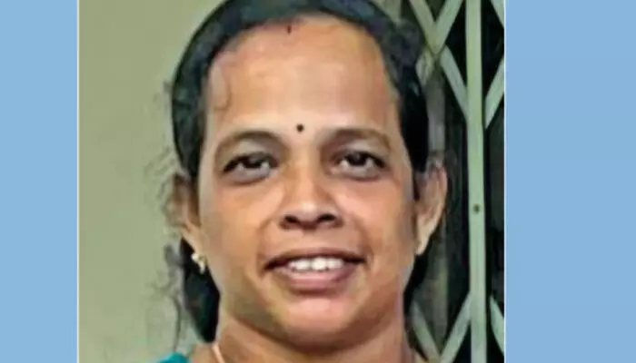 ഇടിയുടെ ആഘാതത്തിൽ നേരെ വണ്ടിയുടെ അടിയിലേക്ക് തെറിച്ച് വീണു; കൊച്ചിയിൽ ലോറിയുമായി സ്കൂട്ടർ കൂട്ടിയിടിച്ച് വനിതാ ഓവർസിയർക്ക് ദാരുണാന്ത്യം; വേദനയോടെ കുടുംബം ഇടിയുടെ ആഘാതത്തിൽ നേരെ വണ്ടിയുടെ അടിയിലേക്ക് തെറിച്ച് വീണു; കൊച്ചിയിൽ ലോറിയുമായി സ്കൂട്ടർ കൂട്ടിയിടിച്ച് വനിതാ ഓവർസിയർക്ക് ദാരുണാന്ത്യം; വേദനയോടെ കുടുംബം