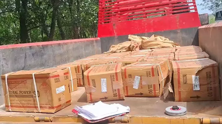 തെരഞ്ഞെടുപ്പ് നിരീക്ഷണ സംഘത്തിന്റെ പരിശോധനയ്ക്കിടെ സ്ഫോടക വസ്തുക്കളുമായി വന്ന ലോറി കസ്റ്റഡിയില്; വിശദ പരിശോധന നടത്തുമെന്ന് പോലീസ്: സംഭവം കൊല്ലം വെളിനെല്ലൂരില് തെരഞ്ഞെടുപ്പ് നിരീക്ഷണ സംഘത്തിന്റെ പരിശോധനയ്ക്കിടെ സ്ഫോടക വസ്തുക്കളുമായി വന്ന ലോറി കസ്റ്റഡിയില്; വിശദ പരിശോധന നടത്തുമെന്ന് പോലീസ്: സംഭവം കൊല്ലം വെളിനെല്ലൂരില്