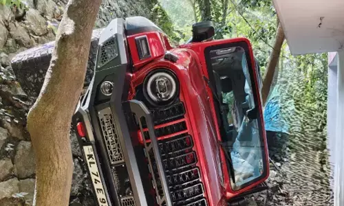 നേരെ വന്ന് മരത്തിലിടിച്ചതോടെ നിയന്ത്രണം മുഴുവൻ നഷ്ടപ്പെട്ട ആ ഥാർ; പെട്ടെന്ന് 25 അടി താഴ്ചയിലുള്ള കുഴിയിലേക്ക് പതിച്ച് അപകടം; വണ്ടിയിൽ ഉണ്ടായിരുന്ന അഞ്ച് പേർ ആശുപത്രിയിൽ