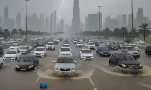 യുഎഇയിലും ശക്തമായ മഴ; ജാഗ്രത വേണമെന്ന് അധികൃതർ; മിന്നൽ പ്രളയത്തിന് സാധ്യത ഉണ്ടെന്നും മുന്നറിയിപ്പ്