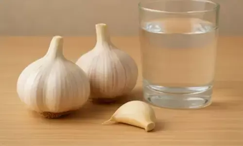 ഇവൻ ഭക്ഷണത്തിൽ രുചി കൂട്ടാൻ മാത്രമല്ല കേമൻ! വെറുംവയറ്റിൽ വെളുത്തുള്ളി വെള്ളം കുടിക്കുന്നതിന്റെ ആരോഗ്യ ഗുണങ്ങൾ അറിയാം...