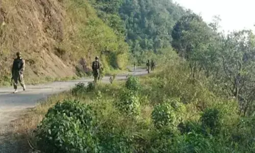 രണ്ടുംകല്പിച്ച് ക്യാമ്പിന് നേരെ ഗ്രനേഡുകൾ എടുത്തെറിഞ്ഞു; പിന്നാലെ തുരുതുരാ വെടിവെയ്പ്പ്; അസമിനെ നടുക്കി ഉൽഫ (ഐ) ഭീകരരുടെ ആക്രമണം; നാല് പോലീസ് ഉദ്യോഗസ്ഥർക്ക് പരിക്ക്