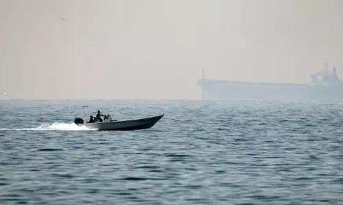 ഷാര്ജ തീരത്ത് ചരക്ക് കപ്പലിന് സമീപം സ്ഫോടനം; പ്രൊജക്റ്റൈല് ആക്രമണമെന്ന് സംശയം ഷാര്ജ തീരത്ത് ചരക്ക് കപ്പലിന് സമീപം സ്ഫോടനം; പ്രൊജക്റ്റൈല് ആക്രമണമെന്ന് സംശയം