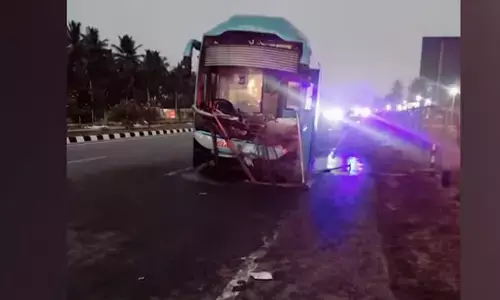 കോഴിക്കോടുനിന്ന് ബെംഗളൂരുവിലേക്ക് പോയ ബസ് ഡിവൈഡറിലേക്ക് ഇടിച്ചു കയറി അപകടം; നാലു മലയാളികള്‍ മരിച്ചു