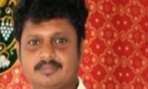 കറക്റ്റ് റെയിൽവേ ലെവൽ ക്രോസിൽ എത്തിയതും കുഴഞ്ഞ് വീണ സ്‌കൂട്ടർ യാത്രക്കാരൻ; പെട്ടെന്ന് മാലാഖയെ പോലെ ആംബുലൻസ് ഡ്രൈവറുടെ വരവ്; ആ ഇടപെടലിൽ രക്ഷപ്പെട്ടത് ഒരു ജീവൻ