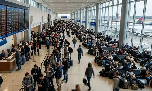 ന്യൂയോര്ക്ക് വിമാനത്താവളങ്ങളില് കനത്ത തിരക്ക്: യാത്രക്കാര് ദുരിതത്തില് ന്യൂയോര്ക്ക് വിമാനത്താവളങ്ങളില് കനത്ത തിരക്ക്: യാത്രക്കാര് ദുരിതത്തില്