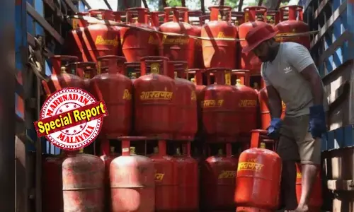 ഗ്യാസ് തീരുമെന്ന് പേടിച്ച് പാനിക് ബുക്കിങ് വേണ്ട! സിലിണ്ടറിന്റെ ഭാരം കുറയുന്നില്ല; 10 കിലോ സിലിണ്ടര്‍ വരുന്നു എന്നത് വ്യാജവാര്‍ത്ത;  ഗാര്‍ഹിക സിലിണ്ടറില്‍ 14.2 കിലോ തന്നെ തുടരും; ഹോട്ടലുകാര്‍ക്കും തട്ടുകടക്കാര്‍ക്കും ഇനി നേരിട്ട് ഗ്യാസ്! കരിഞ്ചന്തക്കാരെ പൂട്ടാന്‍ നിര്‍ണായക നീക്കവുമായി കേന്ദ്ര പെട്രോളിയം പ്രകൃതി വാതക മന്ത്രാലയം