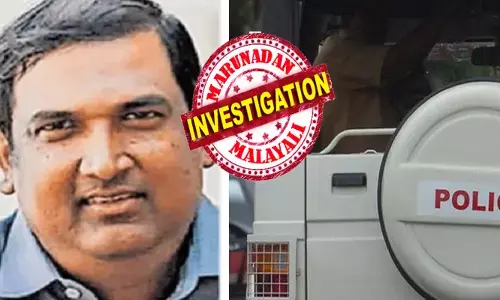 പ​ഠ​നാ​വ​ശ്യ​ങ്ങ​ൾ​ക്കാ​യി പിള്ളേരുടെ കൈയ്യിൽ ഫോൺ കൊടുത്ത സാർ; ഉപയോഗിക്കുന്നതിനിടെ ഗ്യാ​ല​റി പ​രി​ശോ​ധി​ച്ച വി​ദ്യാ​ർ​ത്ഥി​നി​കൾ കണ്ടത് ഒട്ടും വിശ്വസിക്കാൻ പറ്റാത്തൊരു കാഴ്ച; പോലീസിന്റെ വരവിൽ അറിഞ്ഞത് നല്ലവനായ അധ്യാപകന്റെ മറ്റൊരു മുഖം; പ്രതി ഇനി അഴിയെണ്ണും