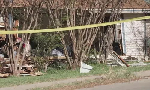 ടെക്സസില് കാര് വീടിനുള്ളിലേക്ക് ഇടിച്ചുകയറി ദുരന്തം: അമ്മയും ഏഴു വയസ്സുകാരനും മരിച്ചു ടെക്സസില് കാര് വീടിനുള്ളിലേക്ക് ഇടിച്ചുകയറി ദുരന്തം: അമ്മയും ഏഴു വയസ്സുകാരനും മരിച്ചു