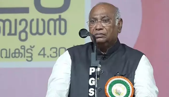 കോട്ടിട്ട നേതാവും മുണ്ടണിഞ്ഞ നേതാവും ഒരുപോലെ കള്ളം പറയുന്നു; സംസ്ഥാനത്ത് സിപിഎം ബിജെപി ഒത്തുകളി; തൊഴില് വാഗ്ദാനങ്ങള് നുണ; ബിജെപി അന്യഗ്രഹജീവികളെപ്പോലെ: മല്ലികാര്ജുന് ഖാര്ഗെ യുഡിഎഫ് റാലിയില് കോട്ടിട്ട നേതാവും മുണ്ടണിഞ്ഞ നേതാവും ഒരുപോലെ കള്ളം പറയുന്നു; സംസ്ഥാനത്ത് സിപിഎം ബിജെപി ഒത്തുകളി; തൊഴില് വാഗ്ദാനങ്ങള് നുണ; ബിജെപി അന്യഗ്രഹജീവികളെപ്പോലെ: മല്ലികാര്ജുന് ഖാര്ഗെ യുഡിഎഫ് റാലിയില്