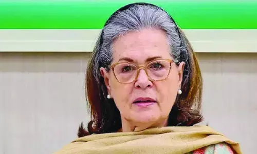 ശാരീരിക ബുദ്ധിമുട്ട്; സോണിയാ ഗാന്ധിയെ ആശുപത്രിയില്‍ പ്രവേശിപ്പിച്ചു; ആരോഗ്യ നില തൃപ്തികരമെന്ന് റിപ്പോര്‍ട്ട്: രാഹുല്‍ ഗാന്ധിയും പ്രിയങ്കാ ഗാന്ധിയും ആശുപത്രിയിലെത്തി