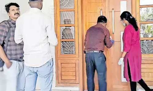 കള്ളന്‍ അകത്ത് കടന്നത് കിണറിന്റെ ആള്‍മറ തകര്‍ത്ത്; നഷ്ടമായത് 62 പവന്‍ സ്വര്‍ണാഭരണം: മോഷണ വിവരം അറിയുന്നത് പെരുന്നാള്‍ ആഘോഷത്തിന് ശേഷം വീട്ടില്‍ തിരിച്ചെത്തിയപ്പോള്‍